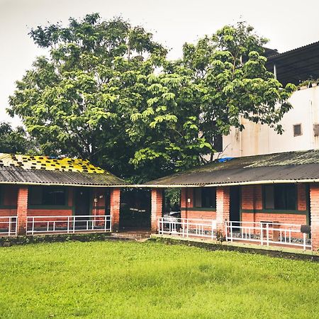 Whispering Peepul Resort بادلابور المظهر الخارجي الصورة