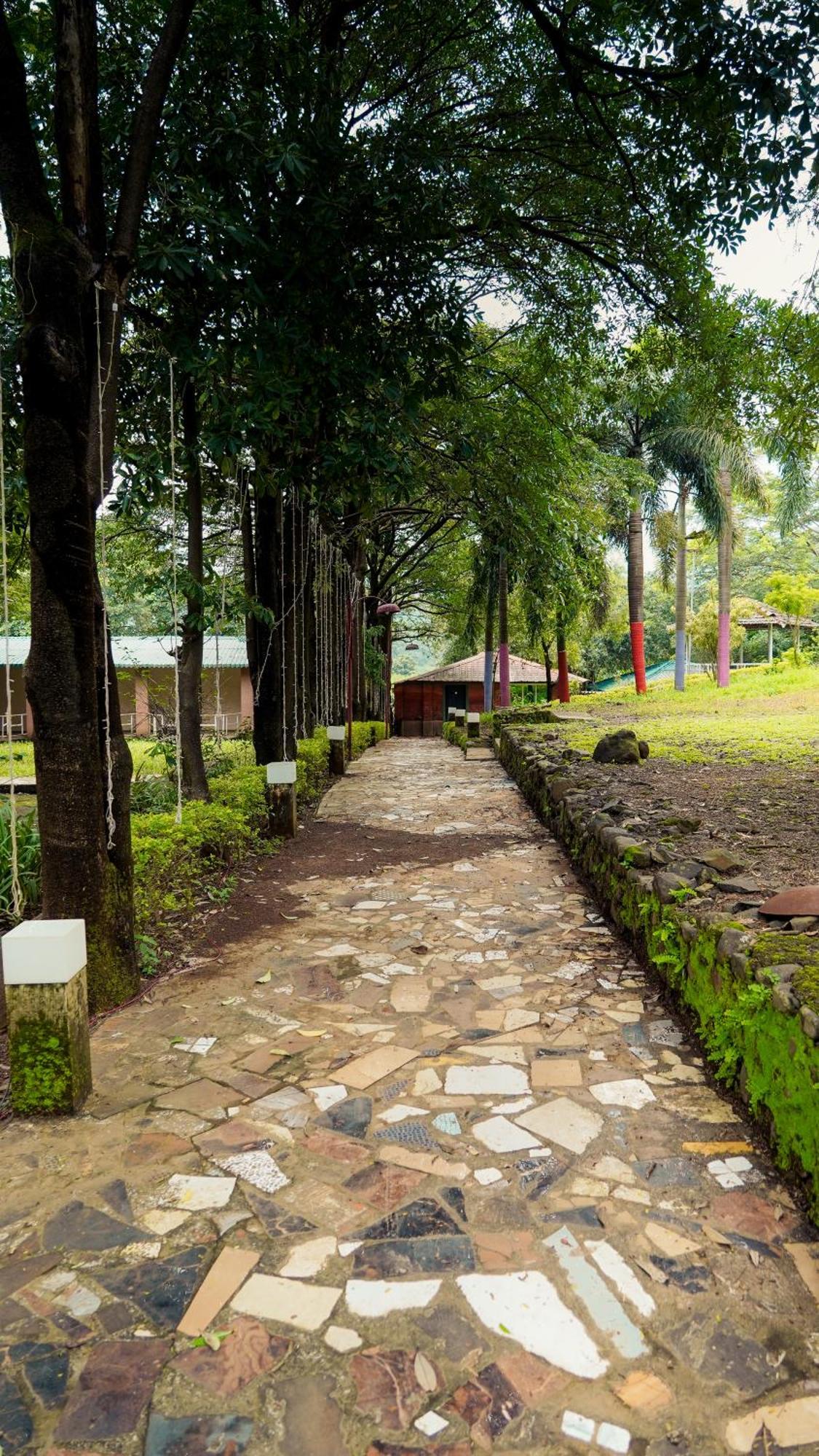 Whispering Peepul Resort بادلابور المظهر الخارجي الصورة