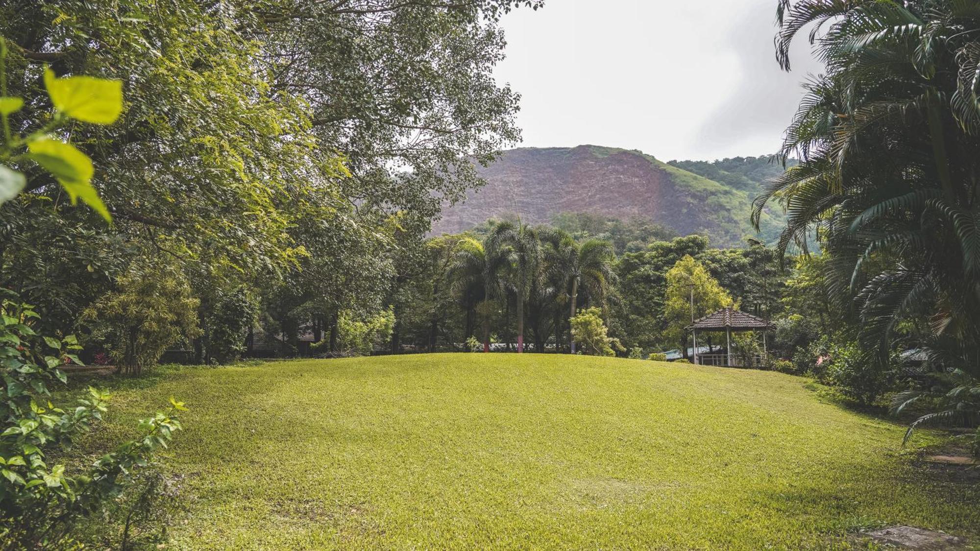 Whispering Peepul Resort بادلابور المظهر الخارجي الصورة